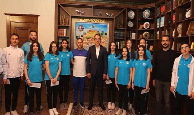 Başkan Savran Başarılı Sporcuları Ödüllendirdi