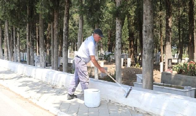 Burhaniye Belediyesi Mezarlıklar Bayrama Hazırlanıyor