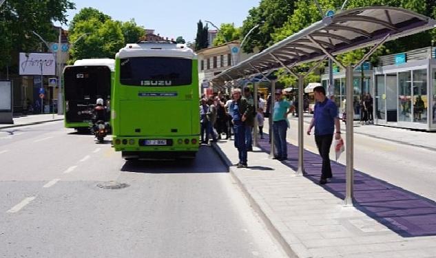 Büyükşehir 12 ilçede durakları yeniliyor