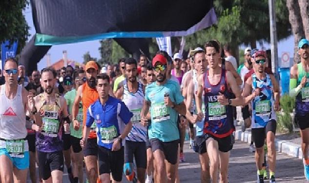 Ege’nin incisi Çeşme’de düzenlenen Salomon Çeşme Yarı Maratonu’nda birinciler belli oldu