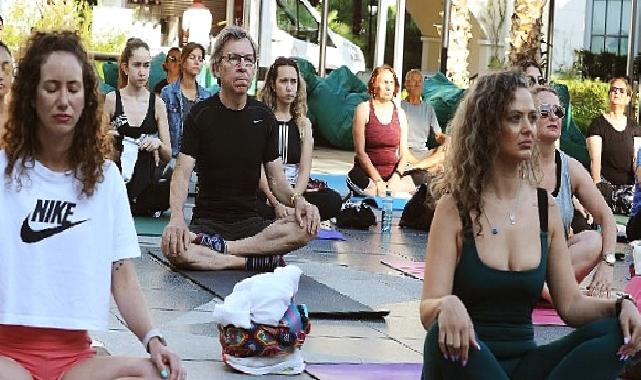 Karşıyaka’da en uzun güne yoga ile başladılar