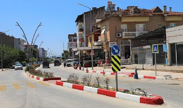 Menderes’te Kaldırımlar Kırmızı Beyaza Büründü