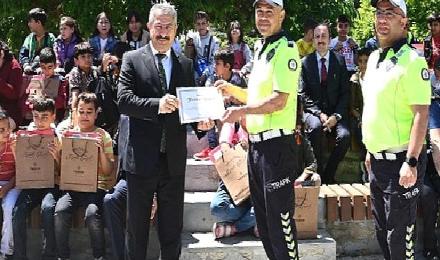 Selçuklu Belediyesi örnek okul dışı öğrenme ortamlarından olan ve çocuklara trafik bilincini küçük yaştan itibaren aşılayan Trafik Eğitimi verdi