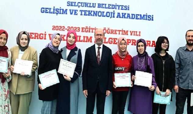 Törende kursiyerler sertifikalarını Selçuklu Belediye Başkanı Ahmet Pekyatırmacı ve Selçuklu İlçe Milli Eğitim Müdürü Turan Kayacılar’ın elinden aldı