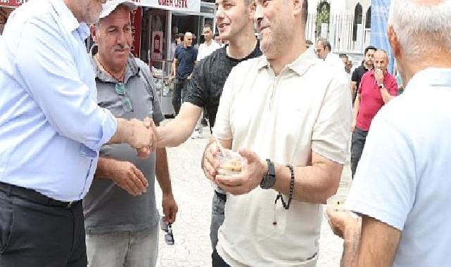 Canik Belediye Başkanı İbrahim Sandıkçı, vatandaşlara aşure ikram etti.