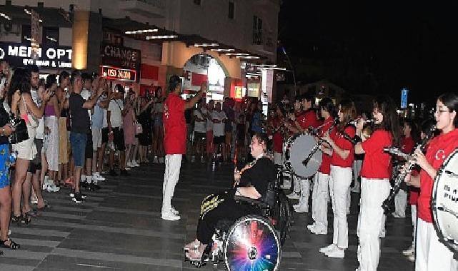 Cumhuriyet Bandosu Kemer’i salladı