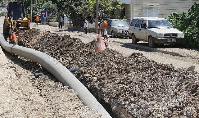 Finike merkezindeki eskiyen içme suyu boruları yenileniyor