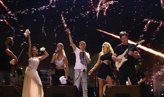 İstanbul Festivali’nde Hande Yener ve Serdar Ortaç Rüzgarı Esti