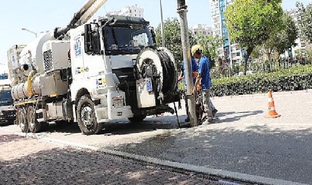 Konya Büyükşehir taşkın riskine karşı kanalizasyon hatlarını temizliyor