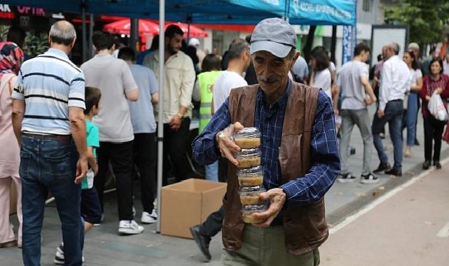 Büyükşehir’den Cumhuriyet Bulvarında aşure ikramı