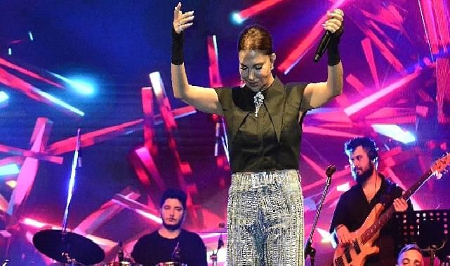 Ebru Yaşar’dan Büyüleyici Sahne Performansı: Hastalığa İnat!