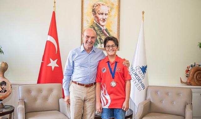 İzmirli satranç şampiyonu Başkan Soyer’i ziyaret etti