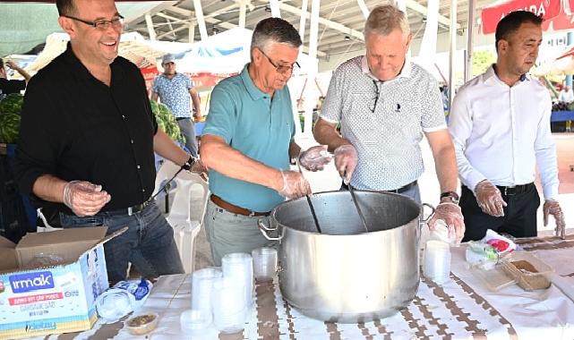 Kuzdere pazar yerinde vatandaşlara aşure ikramı