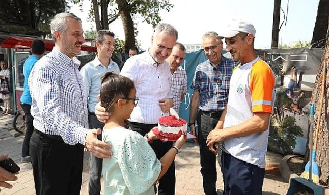 Temizlik Personeline Sürpriz Doğum Günü Kutlaması