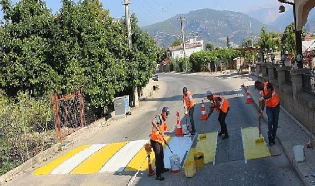 Antalya Büyükşehir ekipleri yaya geçitleri ve kasisleri boyuyor