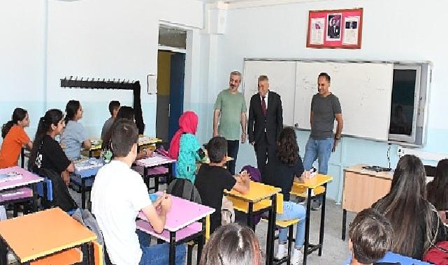 Başkan Tekin, okulun ilk günü öğrencileri yalnız bırakmadı