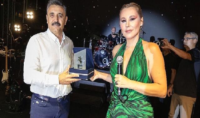 İlber Ortaylı ve Funda Arar Dikili’yi Salladı