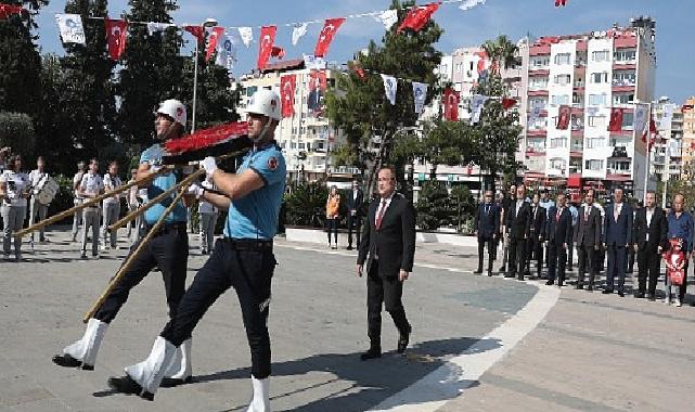 Antalya Büyükşehir’de Atatürk Anıtı’na çelenk sunma töreni