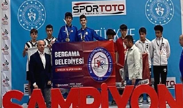 Bergama Belediyesi Badminton Takımı Başarıdan Başarıya Koşuyor