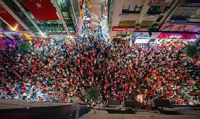 Binlerce Karşıyakalı Cumhuriyet aşkıyla sel oldu, sokaklara döküldü