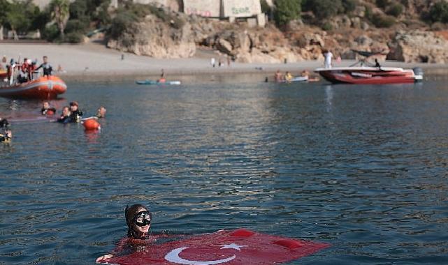 Dünya rekortmeni Şahika Ercümen Antalya’da 100. Yıl için dalış yaptı