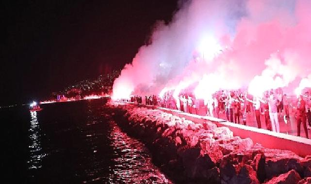 Gemlik’te binlerce meşale Cumhuriyet için yakıldı.