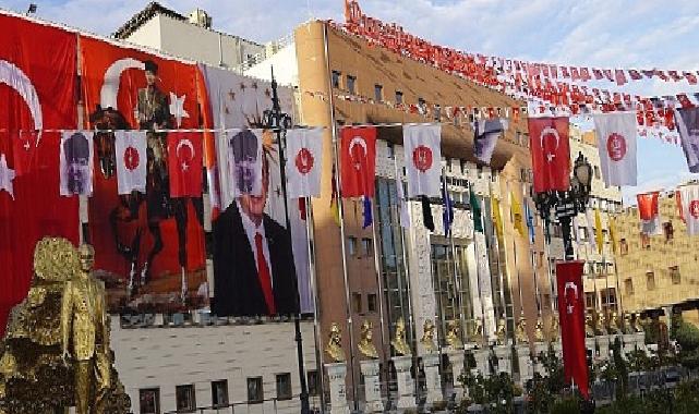 Keçiören’in cadde ve sokakları cumhuriyet’in 100.yılı kutlamaları için bayraklarla donatıldı