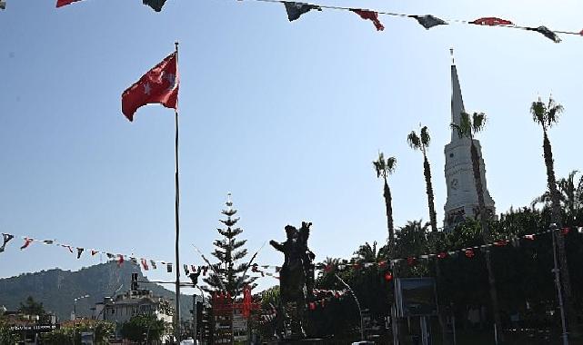 Kemer bayraklarla donatıldı