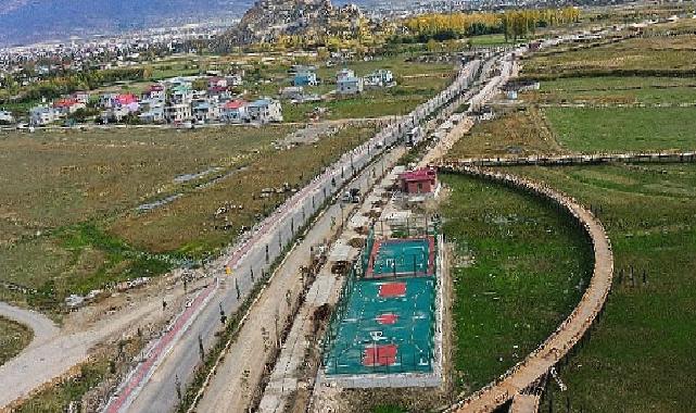 Van sahi yolu’nda peyzaj ve ağaçlandırma çalışması sürüyor