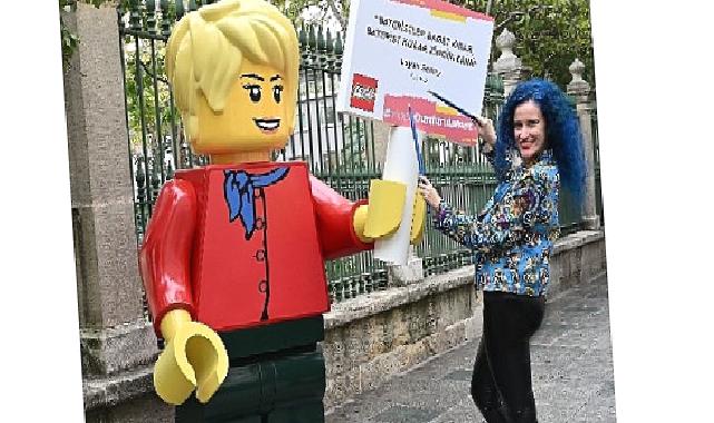 Dev LEGO® minifigürleri kızlara ilham vermek için sokağa çıktı!