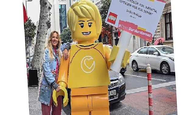 Dev LEGO® minifigürleri kızlara ilham vermek için sokağa çıktı!