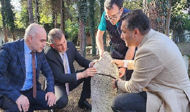 Gölcük Örcün Camisi Haziresi’ndeki Osmanlı dönemine ait mezar taşlarının koruma ve onarımı için çalışma başlatıldı.