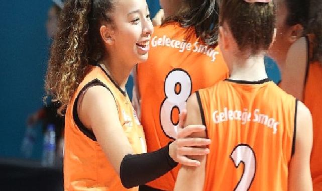 İlber Ortaylı, Eczacıbaşı Geleceğe Smaç  15. Gelişim Turnuvası’nda  Geleceğin Voleybolcularıyla Bir Araya Geldi