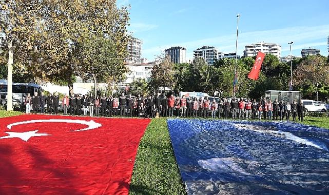 Kadıköy’de binlerce kişi Ata’ya Saygı Zinciri oluşturdu