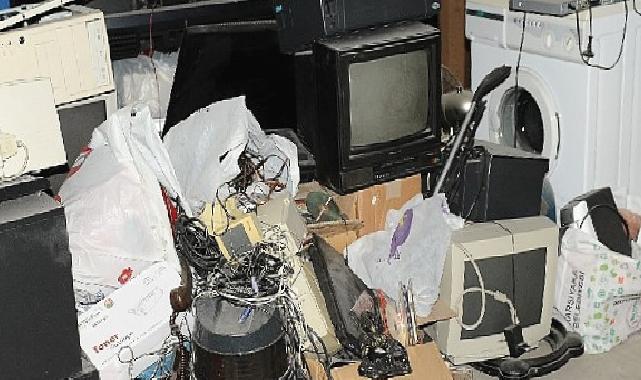 Karşıyaka’da “Elektronik Atıklar Tablete Dönüşsün” kampanyası sürüyor