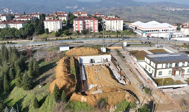 İzmit Ayazma Mahallesi futbol sahası devam