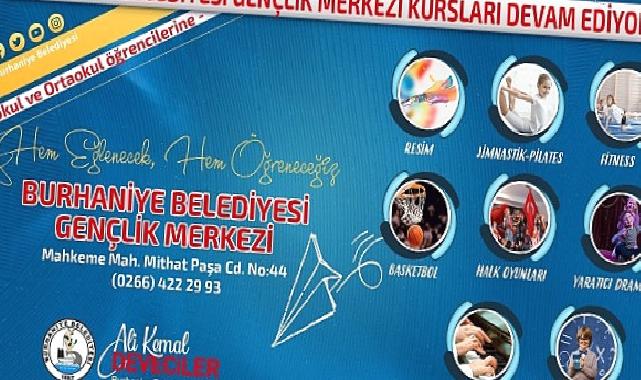 Burhaniye Belediyesi Gençlik Merkezi’nde “Hem Eğlenecek, Hem Öğreneceğiz” sloganı ile kurslar devam ediyor