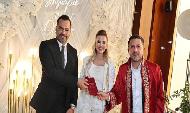 20 Temmuz İlkokulu öğrencilerinin mezuniyet programına katılan Belediye Başkanı Rasim Arı, daha sonra Büşra ve Özgür çiftlerinin nikah akitlerini kıydı