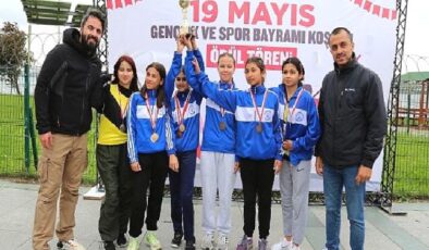 Küçükçekmece Belediyesi ve İlçe Milli Eğitim Müdürlüğü işbirliği ile okullar arası 19 Mayıs Gençlik ve Spor Bayramı kros yarışması düzenlendi