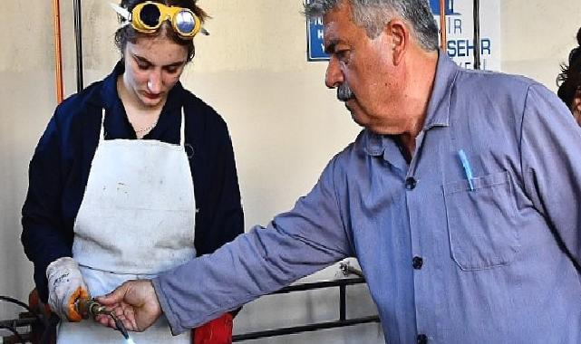 Meslek Fabrikası, kadın oksijen kaynakçıları yetiştiriyor Kadın kaynakçılar iş başında