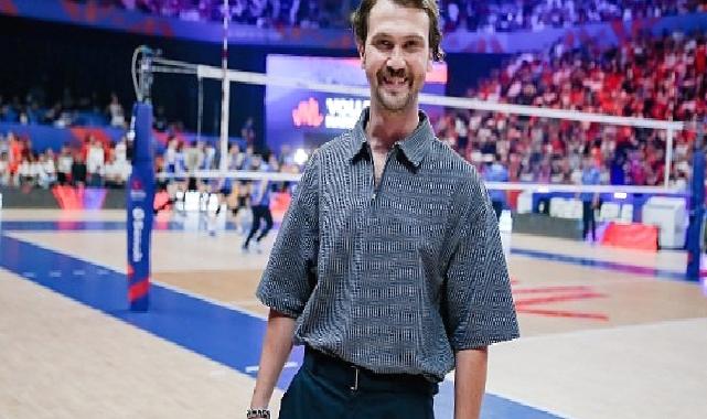 Ünlü Oyuncu Aras Bulut İynemli Voleybol Milletler Ligi’nde Filenin Sultanlarına Destek Verdi