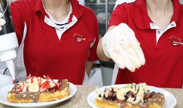 Beyaz Kalplerde waffle ile kahve günü