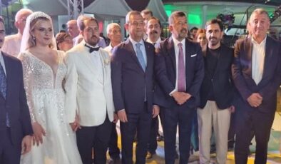 Güzelbahçe Belediye Başkanı Mustafa Günay, CHP Genel Başkanı Özgür Özel’inde katıldığı Melisa Yavaşoğlu ve Gaffar Çiçek’in düğün töreninde nikah şahitliği yaptı