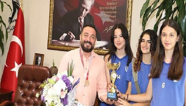 Başkan Turan; Kız voleybol takımımızın başarısını kutluyoruz